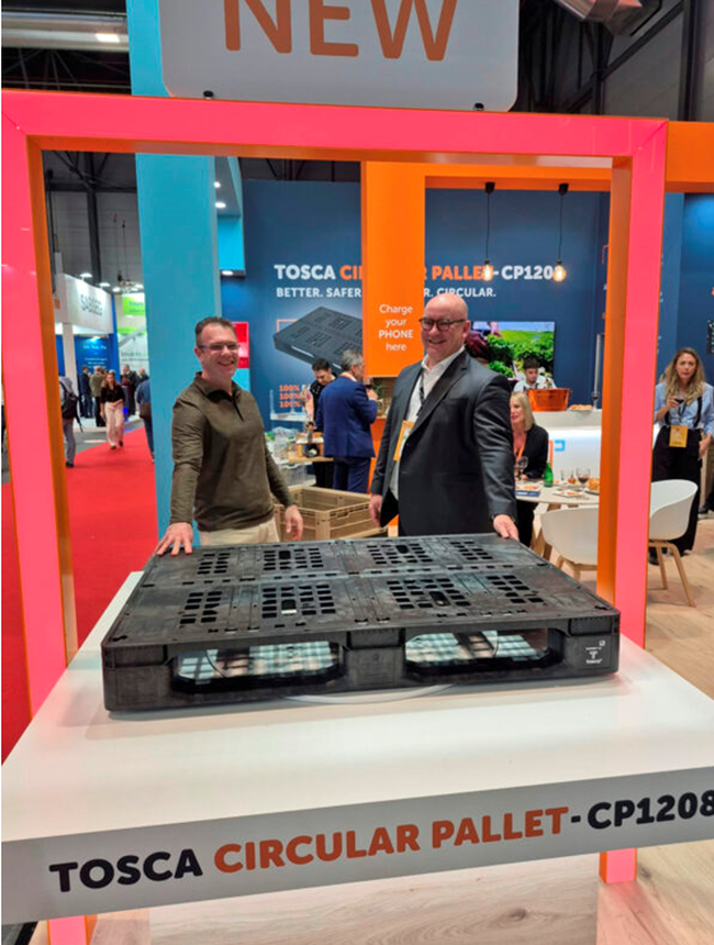 La CP1208 associe deux expertises compl&eacute;mentaires : Cabka transforme les plastiques issus de d&eacute;chets post-consommation et post-industriels en supports de transport r&eacute;utilisables, tandis que Tosca assure leur mise en commun et leur gestion tout au long de leur cycle d&rsquo;utilisation.<br>
Cr�dit photo : Tosca