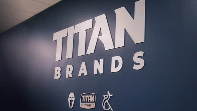 Titan Brands, bas&eacute;e &agrave; Memphis, exploite quatre centres de distribution aux &Eacute;tats-Unis et commercialise pr&egrave;s de 3 000 r&eacute;f&eacute;rences sous les marques Titan Fitness, Titan Attachments et Ash & Ember Outdoors.<br>
            Cr�dit photo : Titan Brands.<