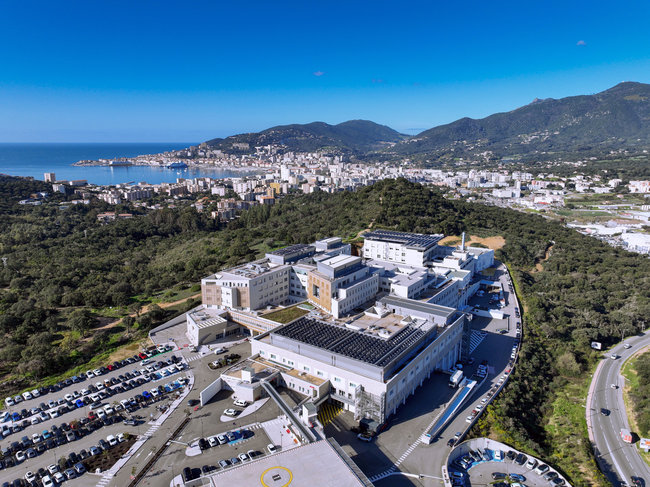 Le Centre Hospitalier d&rsquo;Ajaccio compte 519 lits et 78 places, r&eacute;partis entre 46 services et six p&ocirc;les m&eacute;dicaux. Le projet HOSPILOG a d&eacute;marr&eacute; par une analyse fonctionnelle en mars 2025, avant une mise en production d&eacute;but octobre de la m&ecirc;me ann&eacute;e.