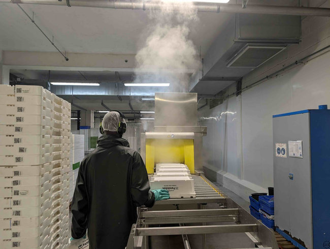 Pandobac associe son application de tra&ccedil;abilit&eacute; par QR code aux &eacute;tiquettes haute r&eacute;sistance d&rsquo;inotec, con&ccedil;ues pour les contraintes du lavage industriel.<br>
          Cr&eacute;dit  : inotec.