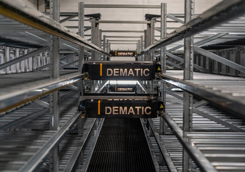 Avec des centres d'ingénierie, des usines de fabrication et des centres de service situés dans plus de 25 pays, le réseau mondial Dematic, qui compte 10 000 employés, a permis de réaliser plus de 6 000 installations chez des clients du monde entier, pour certaines des plus grandes marques. 