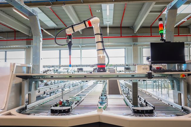 TGW Logistics Group conoit, fabrique et intgre des solutions intralogistiques automatises et robotises hautement dynamiques cl en main.